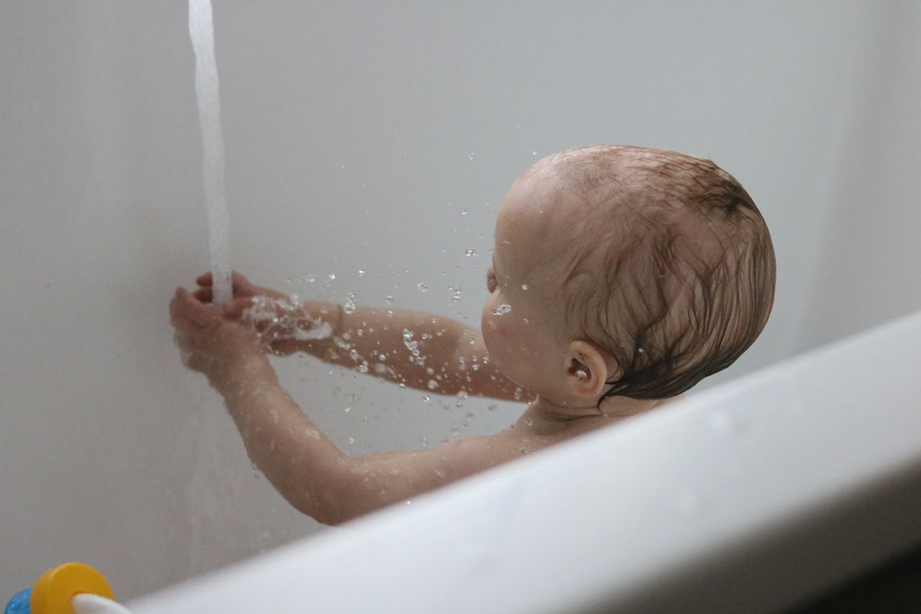 Hoe vaak mag je baby in bad?