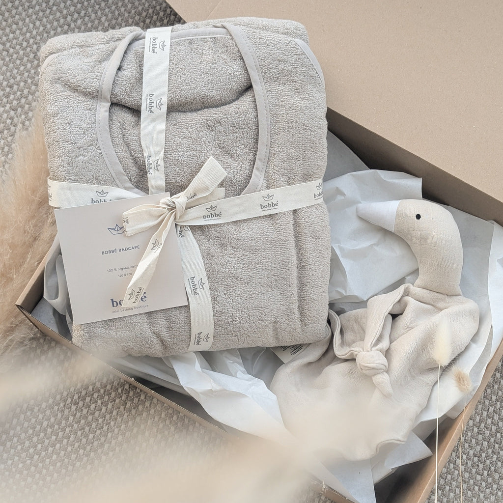 Kraamcadeau Set – Bobbé Badcape & Cuddle Goose