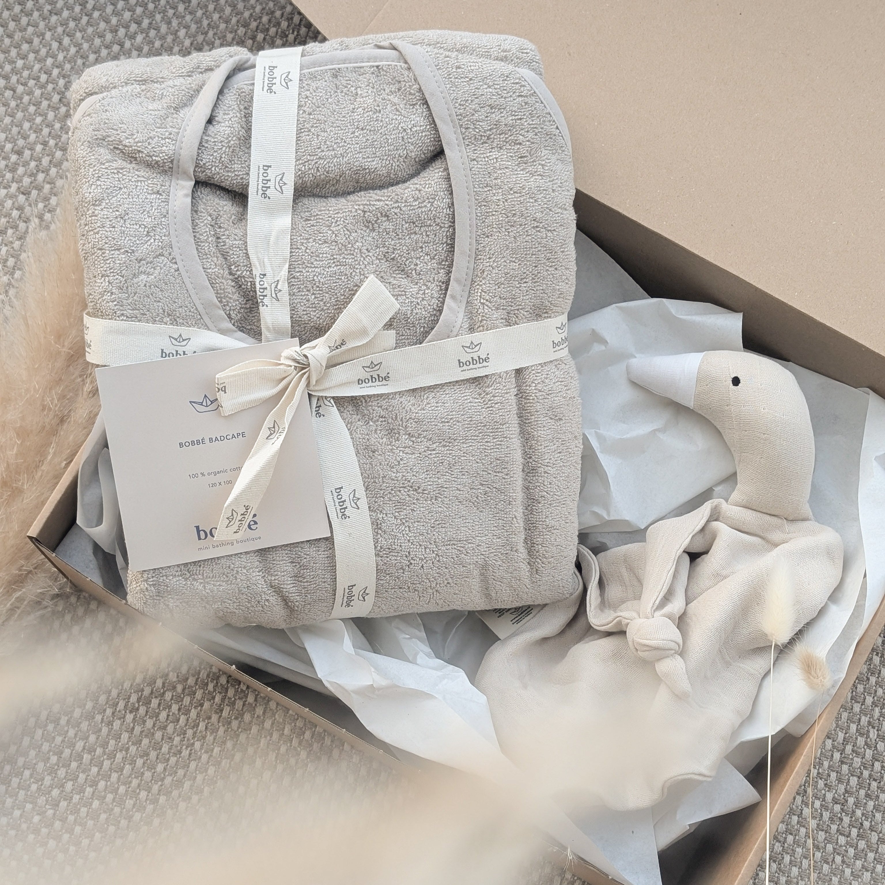 Kraamcadeau Set – Bobbé Badcape & Cuddle Goose
